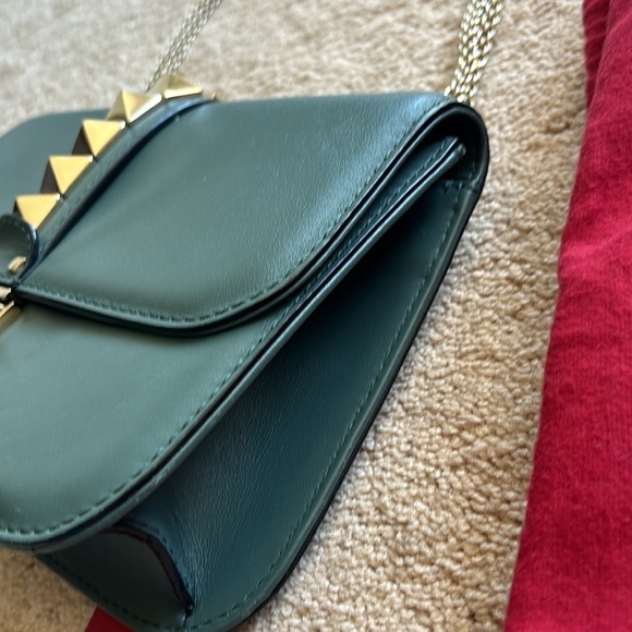 VALENTINO Green Pebbled Leather Rockstud Glam Lock Medium Flap Bag - Picture 5 of 10